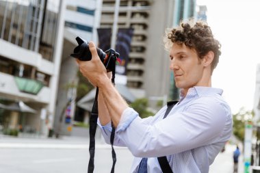 Erkek fotoğrafçı alarak resim