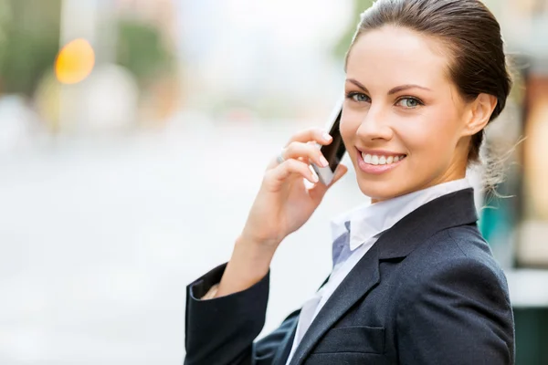 Portrait of business woman smiling outdoor — Stock Photo, Image