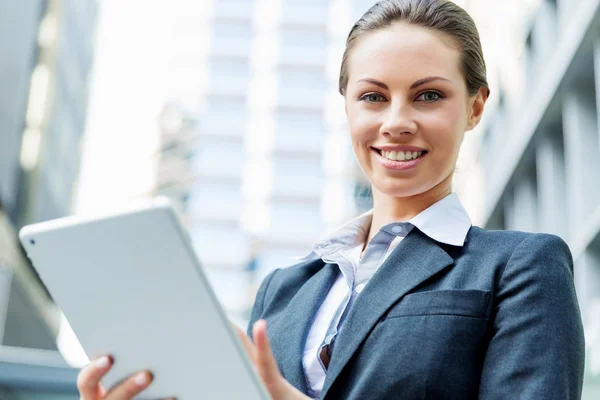 Portrait de femme d'affaires souriant en plein air — Photo