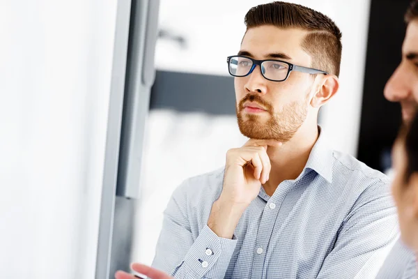 Les gens d'affaires dans le bureau moderne — Photo