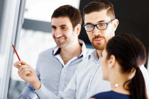 Les gens d'affaires dans le bureau moderne — Photo