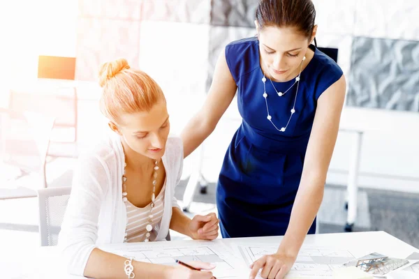 Twee vrouwelijke collega 's in functie — Stockfoto