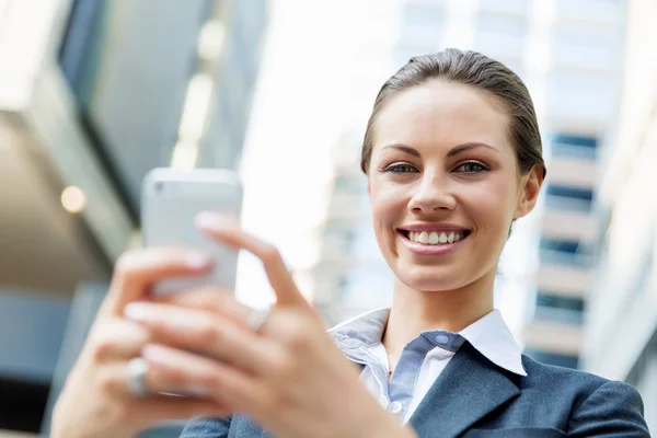 Retrato de mujer de negocios sonriendo al aire libre —  Fotos de Stock