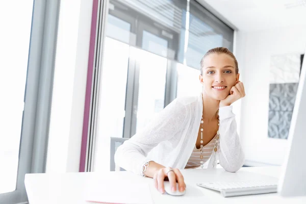 Attraktive Büroangestellte am Schreibtisch — Stockfoto