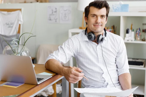 Porträt eines jungen Mannes, der lässig im Büro trägt — Stockfoto