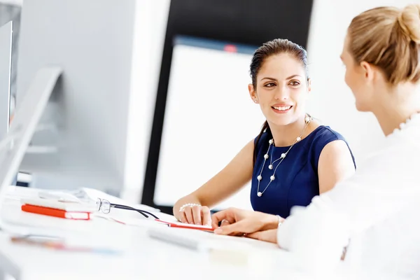 Two female colleagues in office — Stock Photo, Image