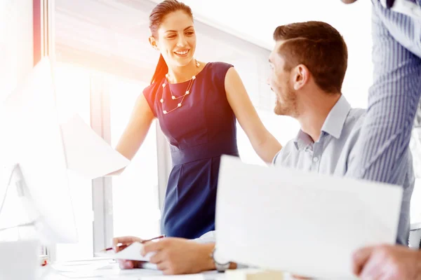 Les gens d'affaires dans le bureau moderne — Photo