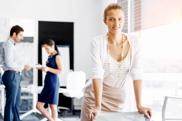 Trabalhador feminino atraente no escritório — Fotografia de Stock