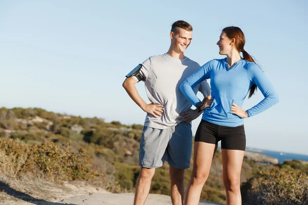 Jong (echt) paar op het strand training samen — Stockfoto