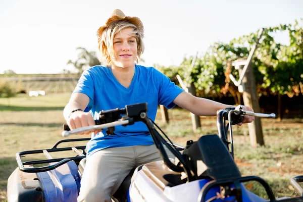 Garçon équitation ferme camion dans le vignoble — Photo