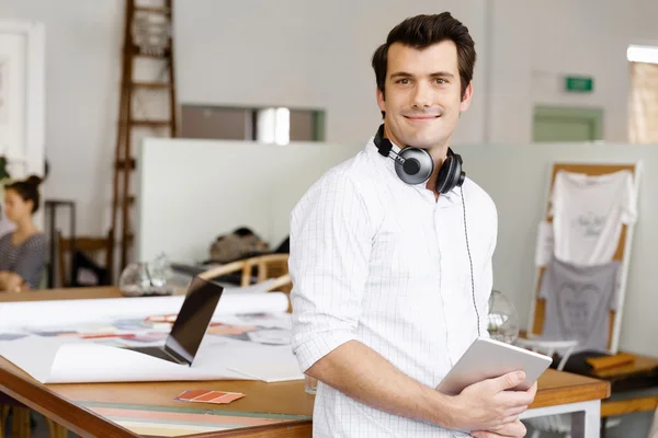 Joven de pie en la oficina creativa — Foto de Stock