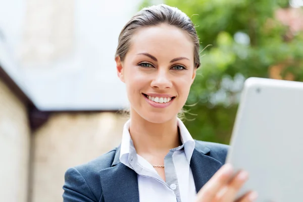 Retrato de mujer de negocios sonriendo al aire libre —  Fotos de Stock