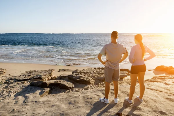 Ungt par på stranden utbildning tillsammans — Stockfoto