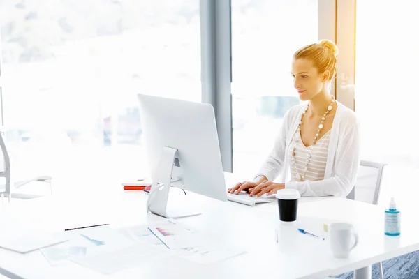 Attractive office worker sitting at desk — Stock Photo, Image