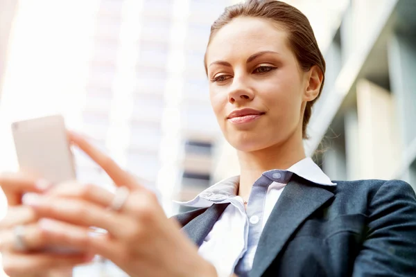 Portrait of business woman smiling outdoor — Stock Photo, Image