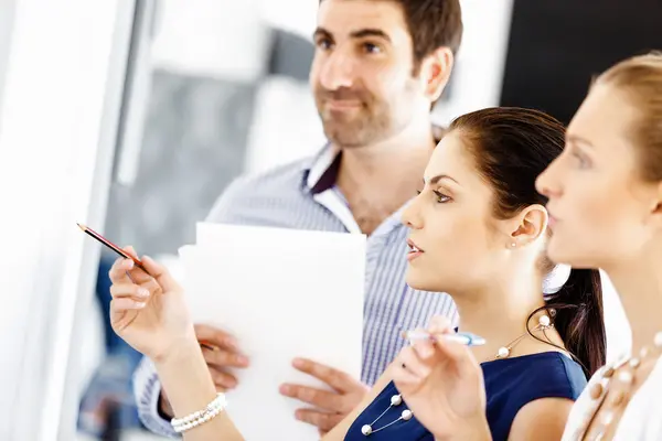 Les gens d'affaires dans le bureau moderne — Photo