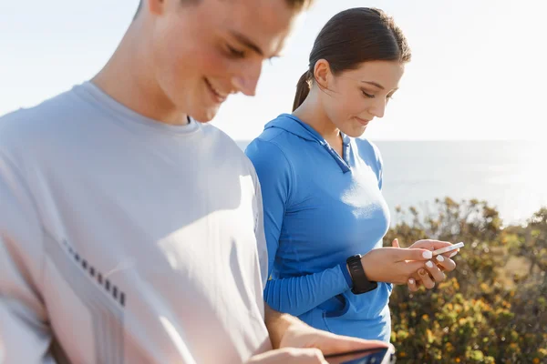 Jeune couple avec smartphones en plein air — Photo