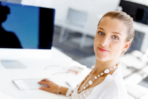 Attraktive Büroangestellte am Schreibtisch — Stockfoto