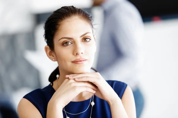 Aantrekkelijke kantoormedewerker aan het bureau — Stockfoto