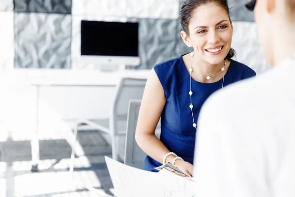 Two female colleagues in office — Stock Photo, Image