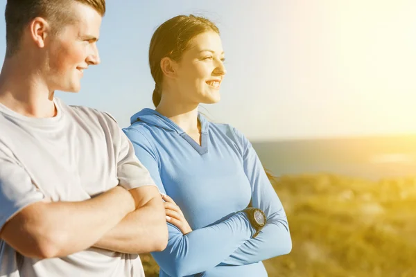 Jeune couple sur la plage en vêtements de sport — Photo