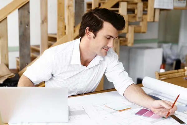 Arquitecto masculino en oficina — Foto de Stock