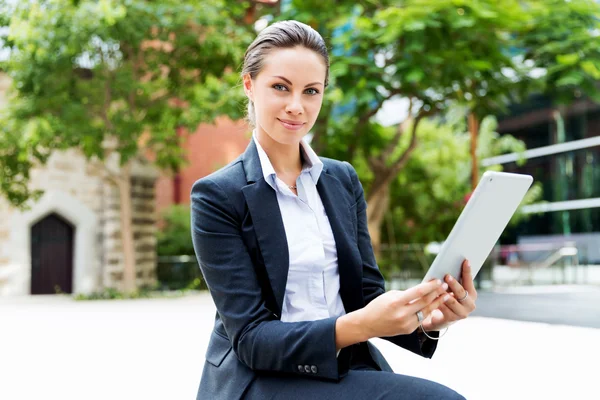 Portrait of business woman smiling outdoor — Stock Photo, Image