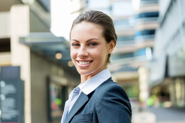 Portret van een zakenvrouw glimlachend buiten — Stockfoto