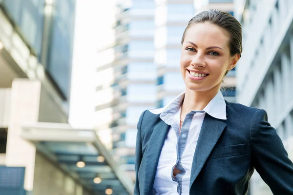 Portrait of business woman smiling outdoor — Stock Photo, Image