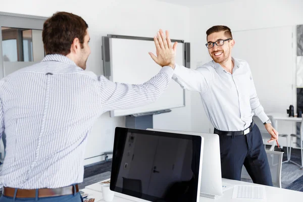 Dos hombres de negocios guapos en el cargo — Foto de Stock