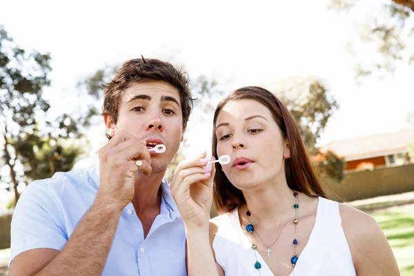 Pareja en el parque — Foto de Stock