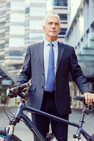 Bem sucedido empresário andar de bicicleta — Fotografia de Stock