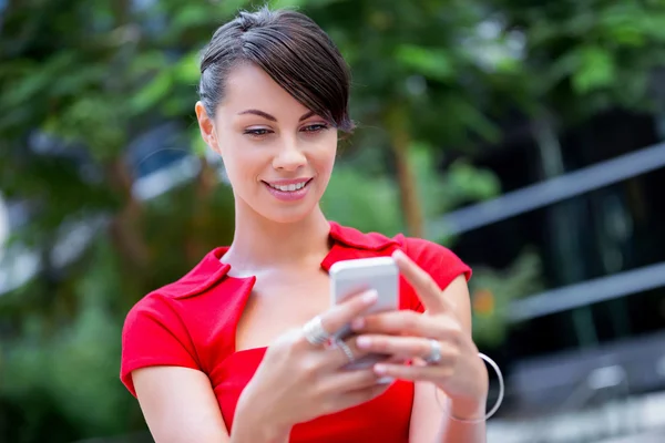 Portrait of businesswoman with mobile phone — Stock Photo, Image