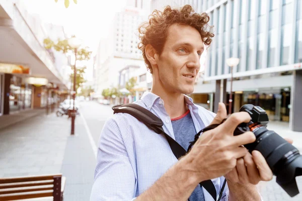 Fotógrafo masculino tomando fotos — Foto de Stock