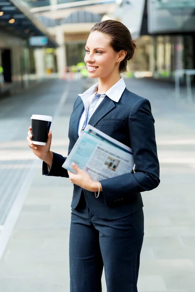 Portrait de femme d'affaires marchant et souriant en plein air — Photo