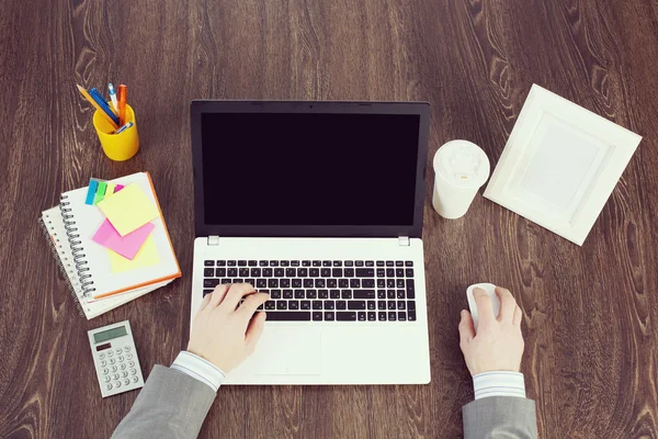 Escritório local de trabalho com material de escritório e laptop — Fotografia de Stock