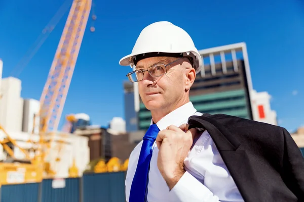 Affärsman på byggarbetsplats — Stockfoto