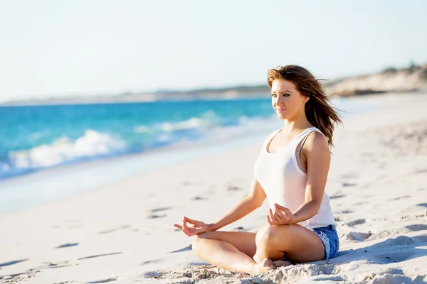 Mujer joven relajándose en la playa — Foto de Stock