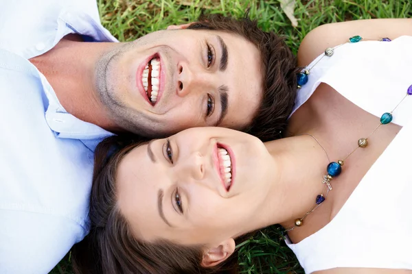 Pareja joven en el parque — Foto de Stock