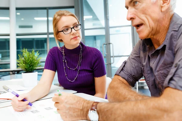 Colaboradores trabajando juntos — Foto de Stock