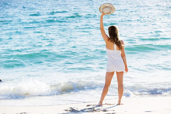 Jovem mulher caminhando ao longo da praia — Fotografia de Stock