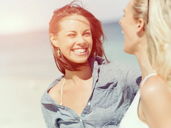 Foto vrouwen op het strand — Stockfoto