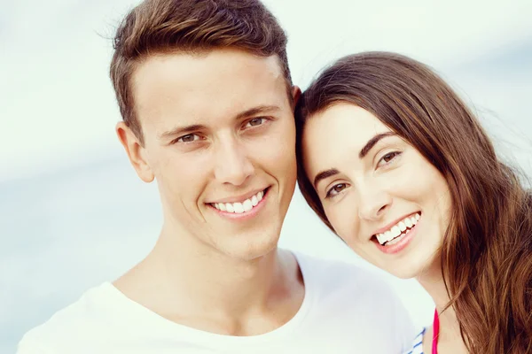 Pareja joven romántica en la playa — Foto de Stock