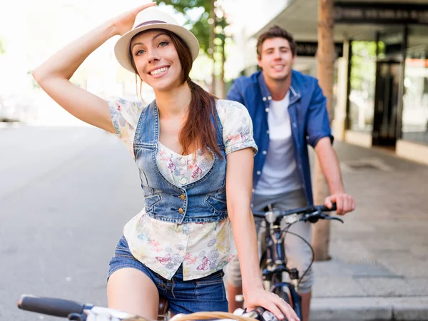 Happy couple in city with bike — Stock Photo, Image