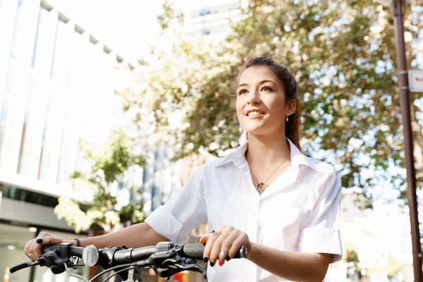 Portret szczęśliwy młodych kobiet rowerzysta — Zdjęcie stockowe