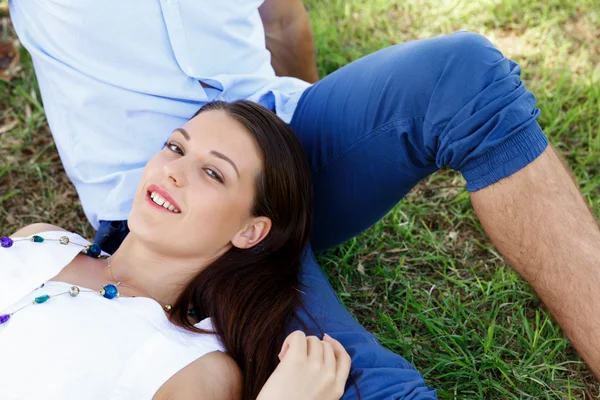 Junges Paar im Park — Stockfoto