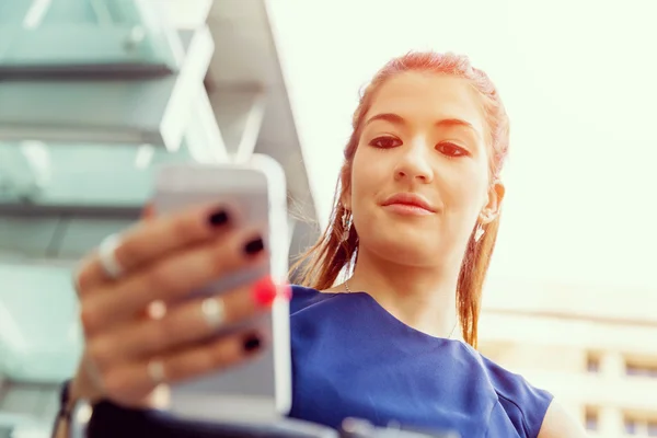 Zakenvrouw met een slimme telefoon — Stockfoto