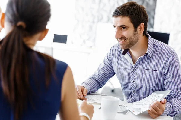 Les gens d'affaires dans le bureau moderne — Photo