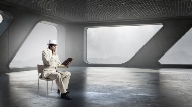 Dalgın adam kitap okumak