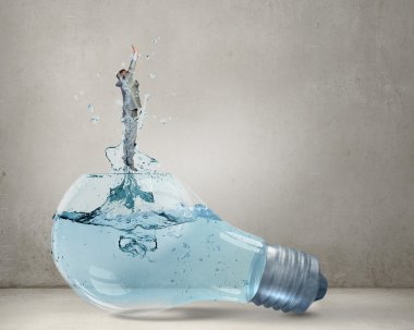 Adamın elektrikli ampul içinde